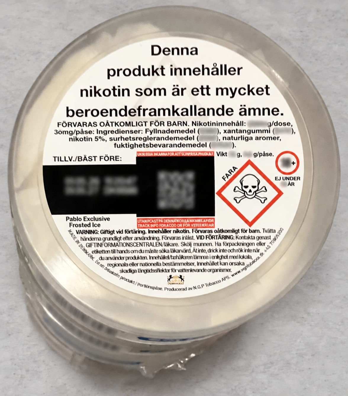 The lid of a Swedish-market can showing a batch and best-before marking beside a 2D code.